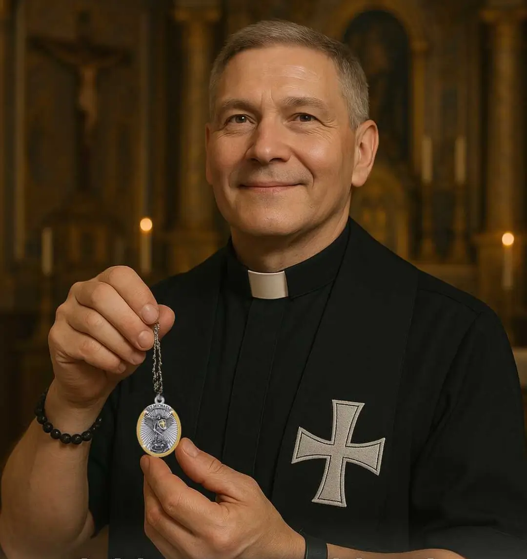 Padre abençoando colar de São Miguel Arcanjo